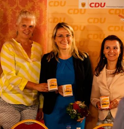 Saskia Ludwig, MdL zusammen mit Christina Stumpp, MdB, stv. Generalsekretärin (des.) und Jana Schimke, MdB. In der Hand halten sie unsere CDU Potsdam Tassen